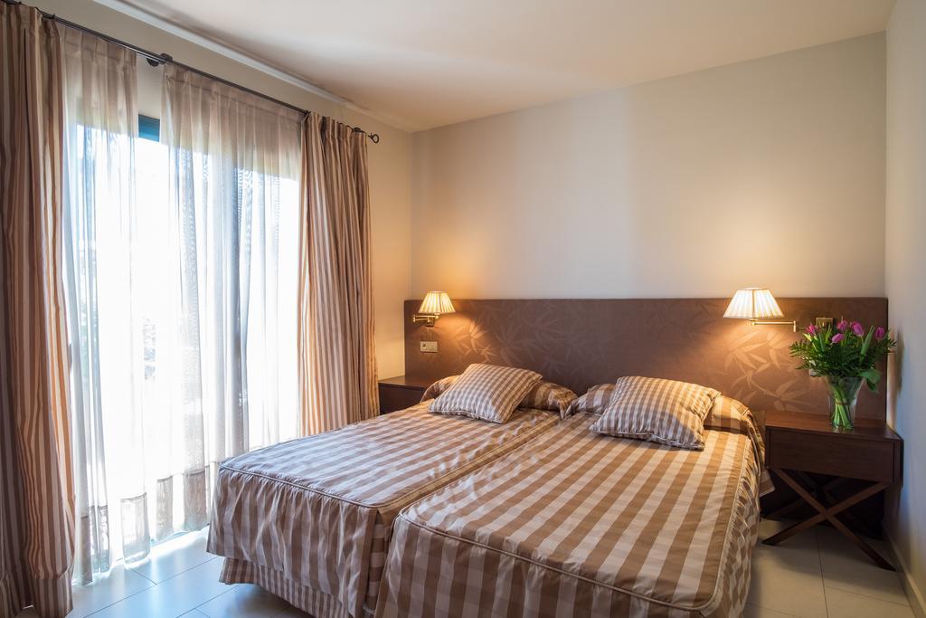 Apartaments Suites Sant Jordi Montbrió del Camp Exterior foto